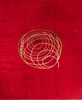 un gros plan sur un tapis rouge orné d'un motif circulaire