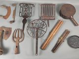 plusieurs types d'ustensiles de cuisine sur la table