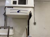une photo d'une salle de bains avec des toilettes et un chauffe-eau