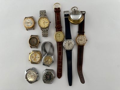 de nombreux modèles de montres disposés sur la table