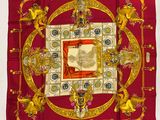 un gros plan d'une écharpe rouge et dorée ornée d'un motif