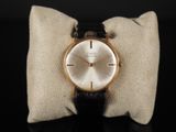 une montre posée sur un oreiller