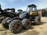 un tracteur garé sur un terrain en terre battue