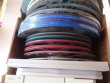 une boîte en carton remplie d'un tas de disques de différentes couleurs