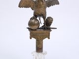 statue d'un coq sur un socle, sur fond blanc