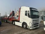 deux camions garés l'un à côté de l'autre dans un parking
