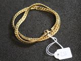 Gros plan sur un bracelet en or portant une étiquette