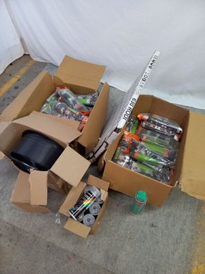 deux cartons contenant des articles divers, posés par terre