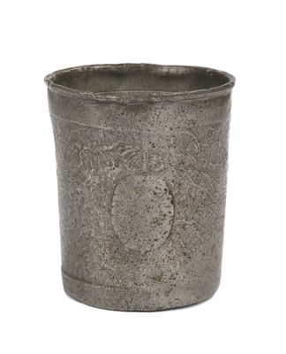 une image représentant une tasse en métal sur fond blanc