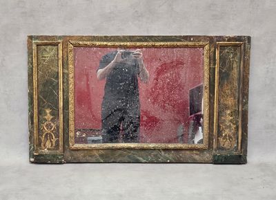 une photo d'une personne en train de se prendre en photo dans un miroir