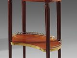 une petite table avec une étagère en haut et une autre en bas