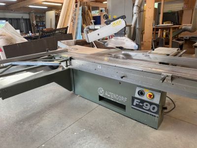 a picture of a table saw in a woodworking shop