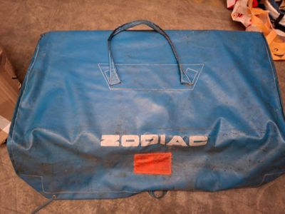 un sac bleu posé par terre