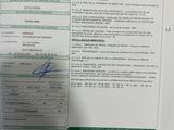 un gros plan sur un document sur lequel figure la photo d'une personne tenant un téléphone portable