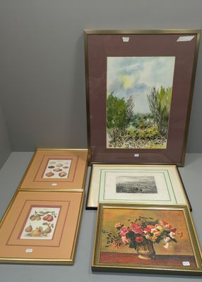 trois photos encadrées représentant des fleurs et des plantes, exposées dans une pièce
