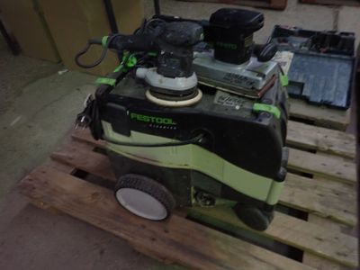 une photo d'une machine verte et noire posée sur une palette