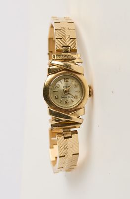 une image d'une montre-bracelet de femme sur une surface blanche