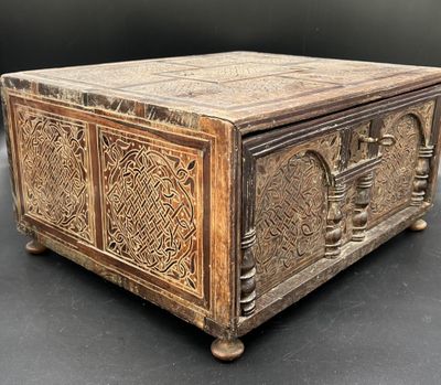 une vieille boîte en bois ornée de sculptures complexes sur les côtés
