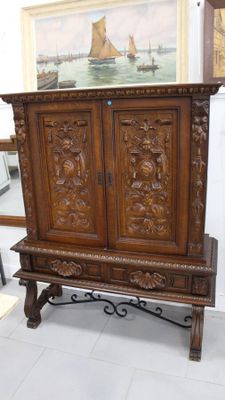 Buffet deux corps en chêne sculpté, à deux vantaux et deux t…