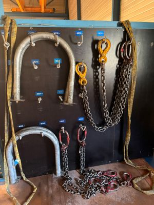 un tas de chaînes accrochées au mur d'un immeuble