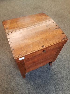 une petite table en bois surmontée d'un tiroir