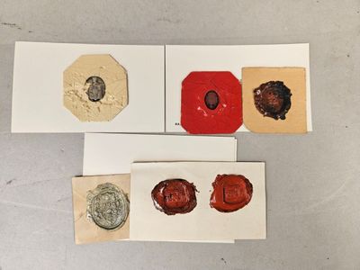 Suite de six cachets de cire marqués d'armoirie.