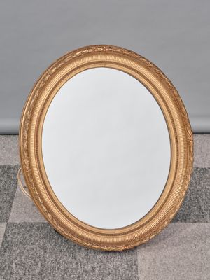 un gros plan d'un miroir posé sur un sol à carreaux