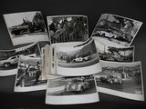 plusieurs photographies en noir et blanc représentant de vieilles voitures et de vieux camions, empilées les unes sur les autres