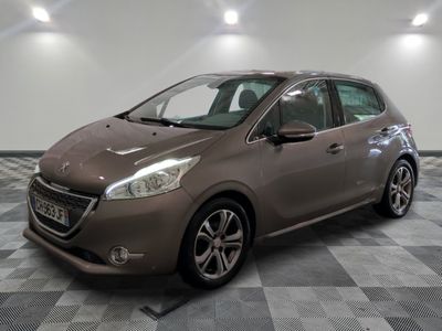 la voiture marron est garée dans le garage sur un sol en damier