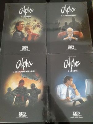 quatre jaquettes de DVD d'un film montrant un homme et une femme assis sur un canapé