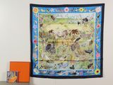 une photo d'une tapisserie accrochée au mur d'une pièce