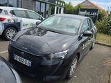 voitures garées sur un parking devant un immeuble