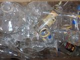 une boîte en carton remplie de bouteilles d'eau vides