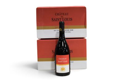 une bouteille de vin posée à côté de deux cartons de vin
