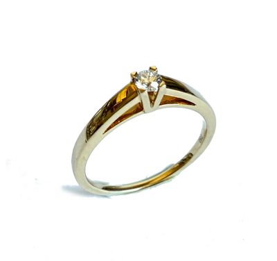 gros plan d'une bague en diamant sur fond blanc