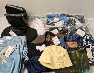 une pile de vêtements posée sur une table