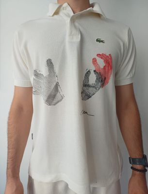 un homme portant une chemise blanche sur laquelle est représentée une main