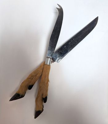 une paire de ciseaux munis de griffes