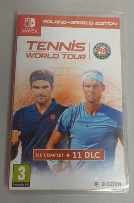 Le jeu « Tennis World Tour » pour la Wii est posé sur la table