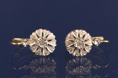 une paire de boucles d'oreilles en forme de fleur, en or et diamants