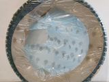 une assiette en plastique percée d'un trou au milieu