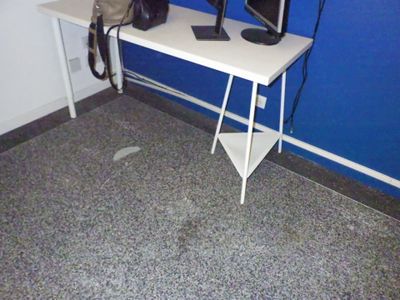 un bureau blanc sur lequel sont posés deux écrans d'ordinateur