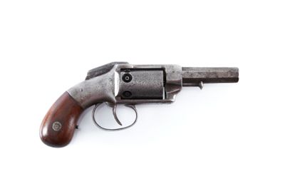 gros plan d'un revolver sur fond blanc