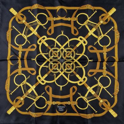 Gros plan sur une écharpe carrée ornée d'un motif