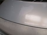un gros plan sur le capot d'une voiture