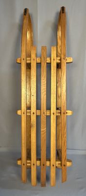 un casier à bouteilles en bois