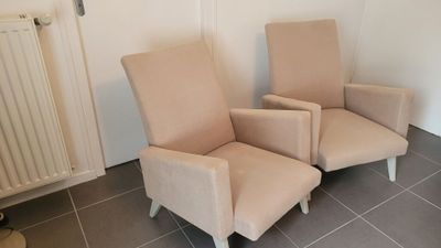 Paire de fauteuils en bois laqué crème et tissu couleur sabl…