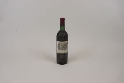 une bouteille de vin posée sur une table