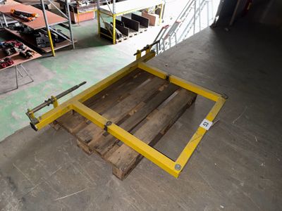 un plancher en bois avec un encadrement jaune dans un entrepôt