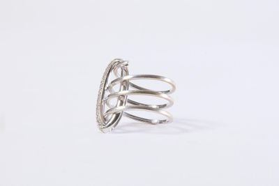 BAGUE en or blanc 18k (750 millièmes) composée d'une spirale…